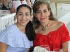 Junto a sus hijas