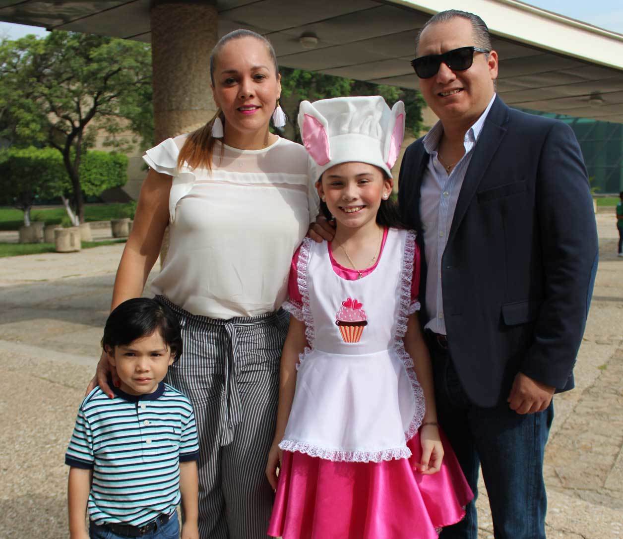 Lizeth y Paco con sus hijos