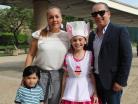 Lizeth y Paco con sus hijos