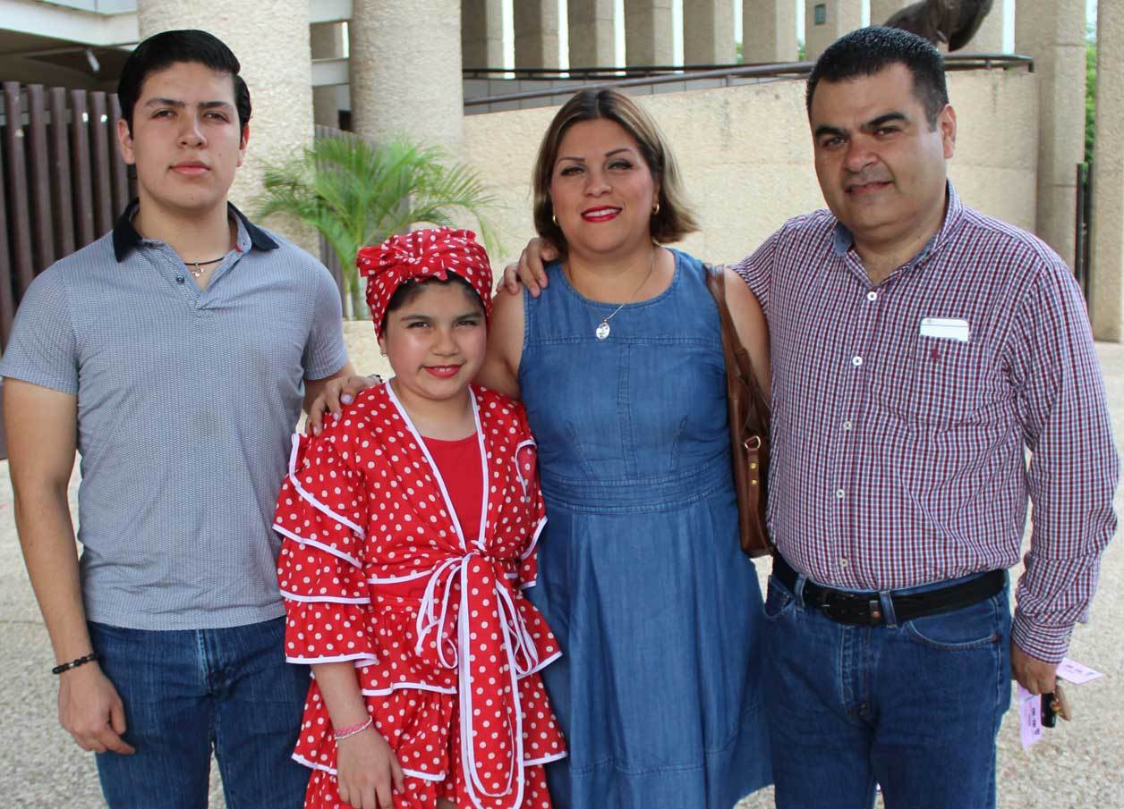Mauricio, Luna, Claudia y Milton