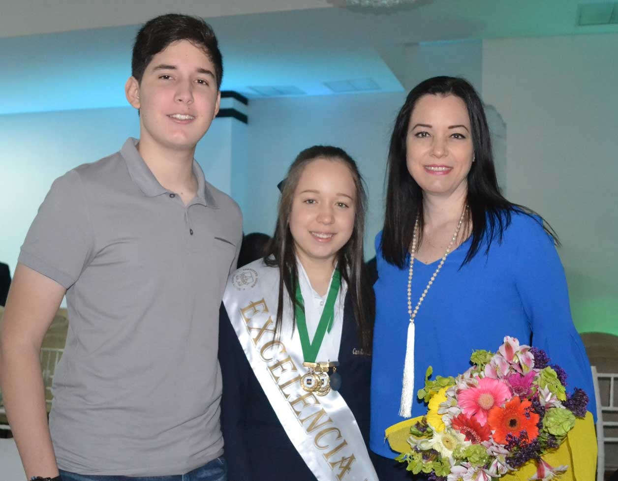 Ernesto, Camila y Gloria
