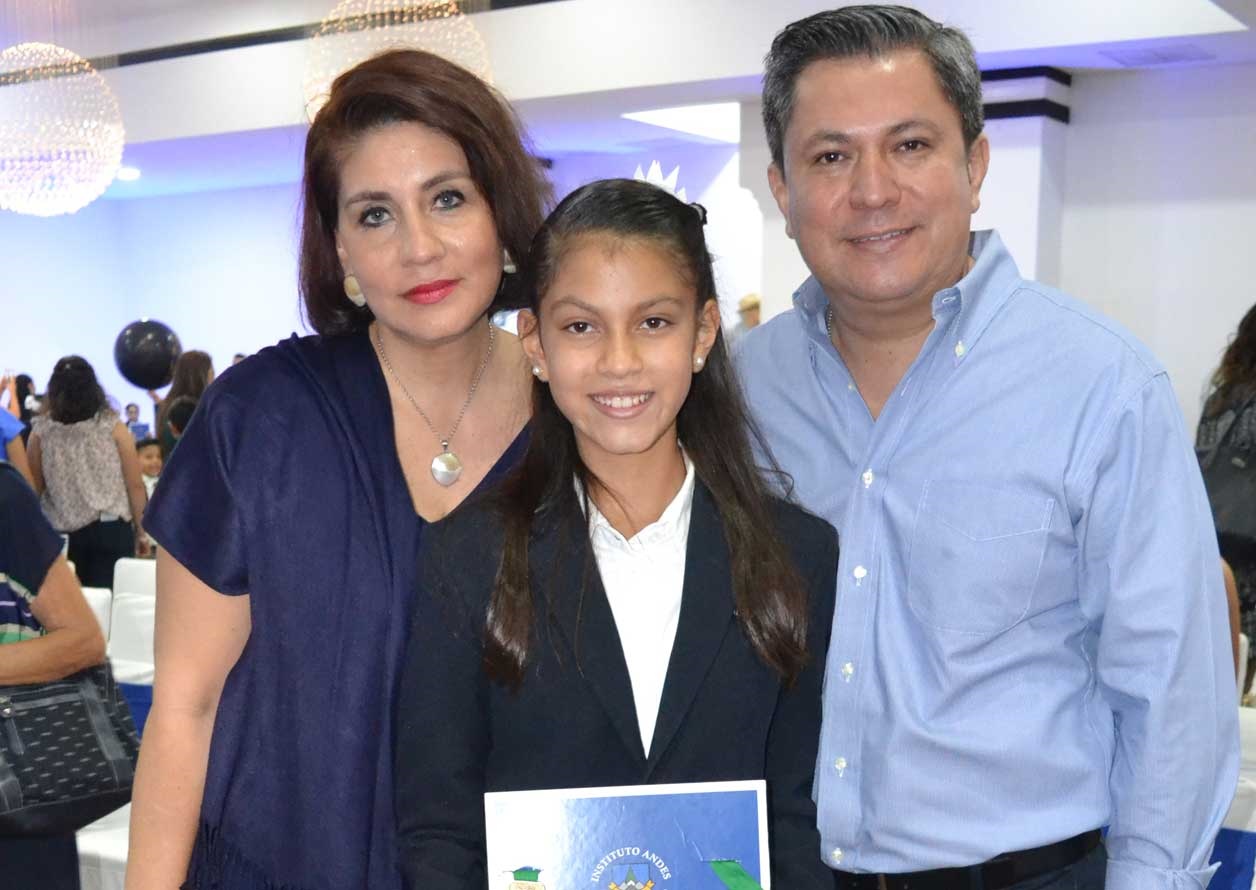 Mireya, Mariana y Juan Carlos