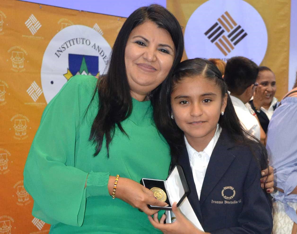 Ivana junto a su mamá