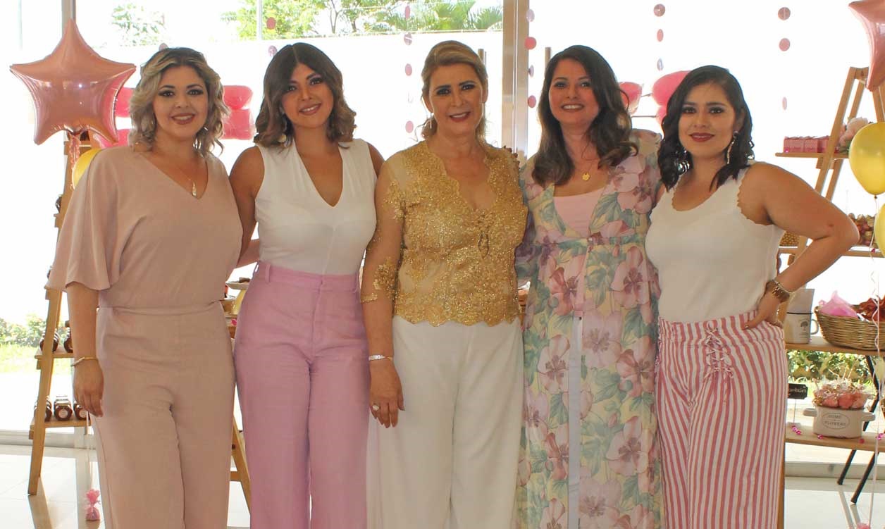Isabel con sus hijas