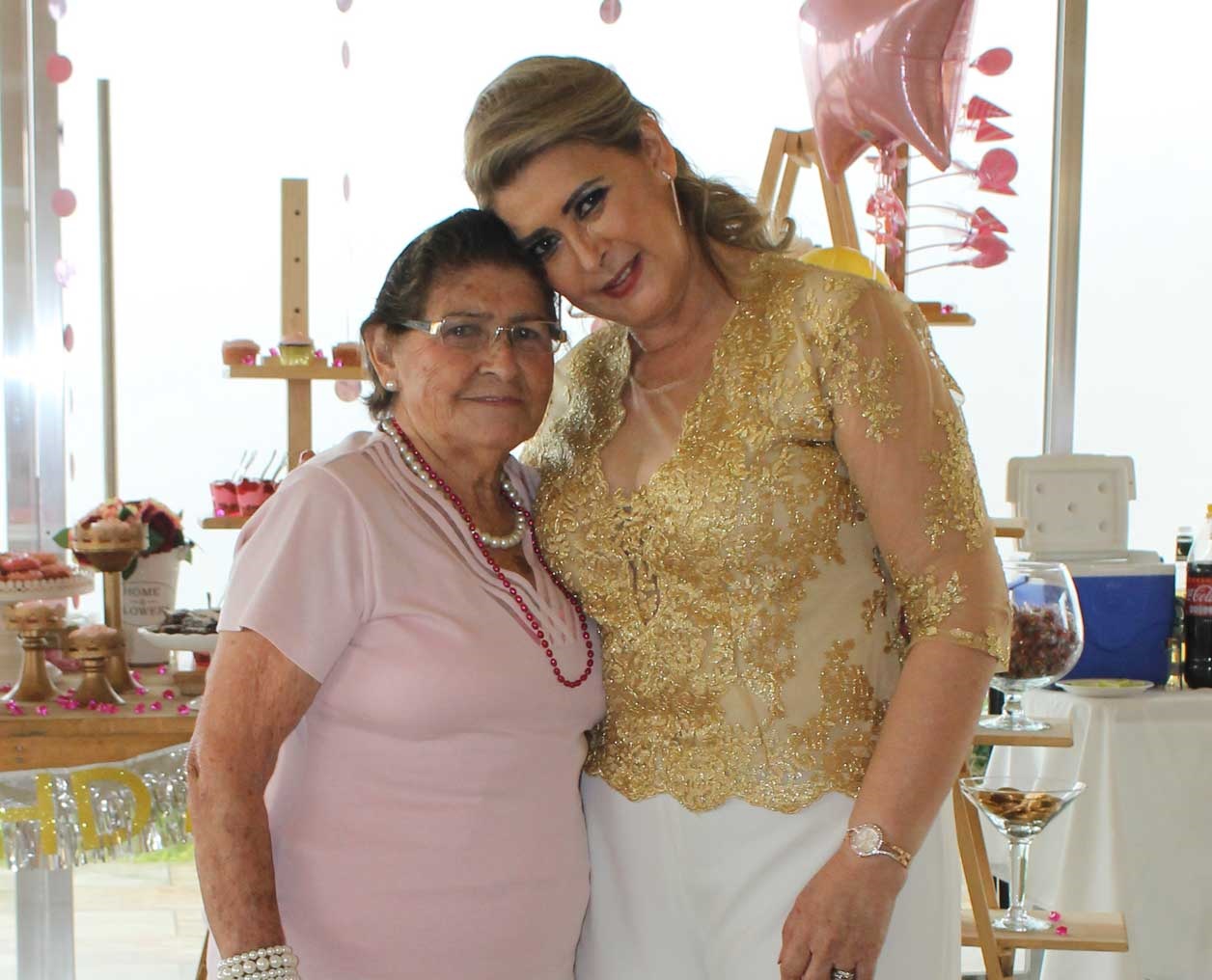 Acompañada de su mamá