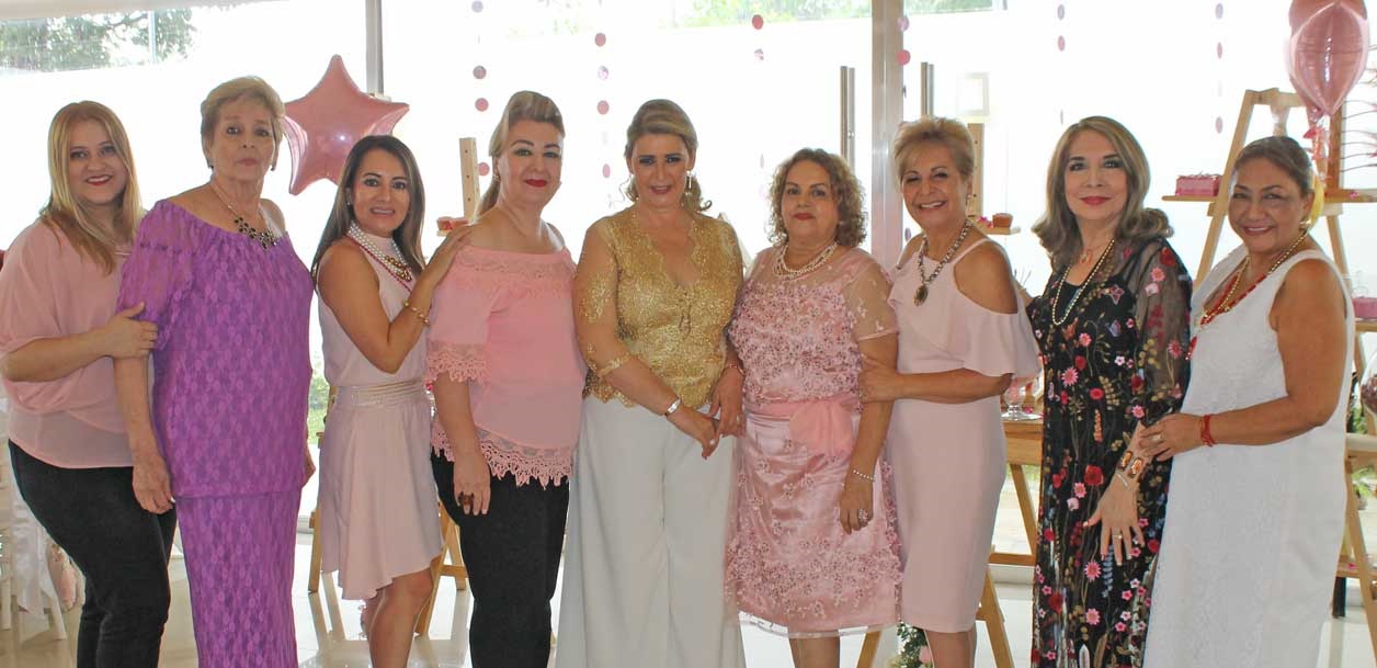 Isabel junto a sus amigas