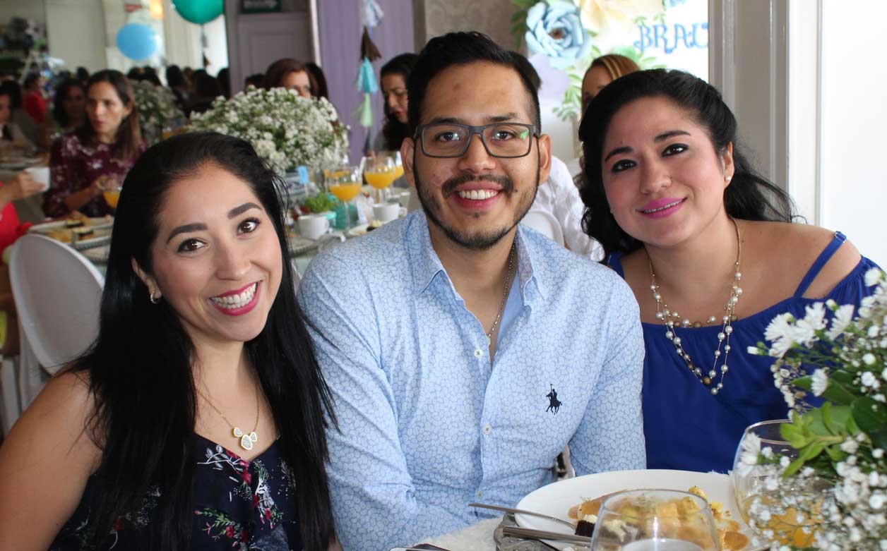 Liz, Jonathan y Paola