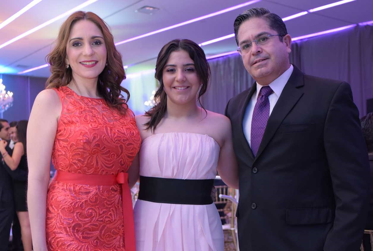 Ana Cristina con sus papás