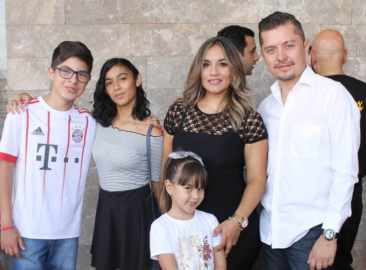 Mariel y Aldo con sus peques