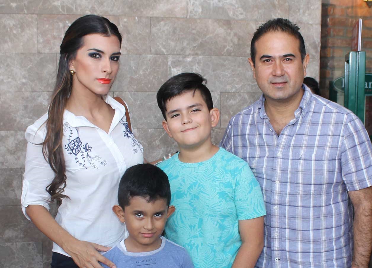 Vanesa y Eduardo con sus pequeños