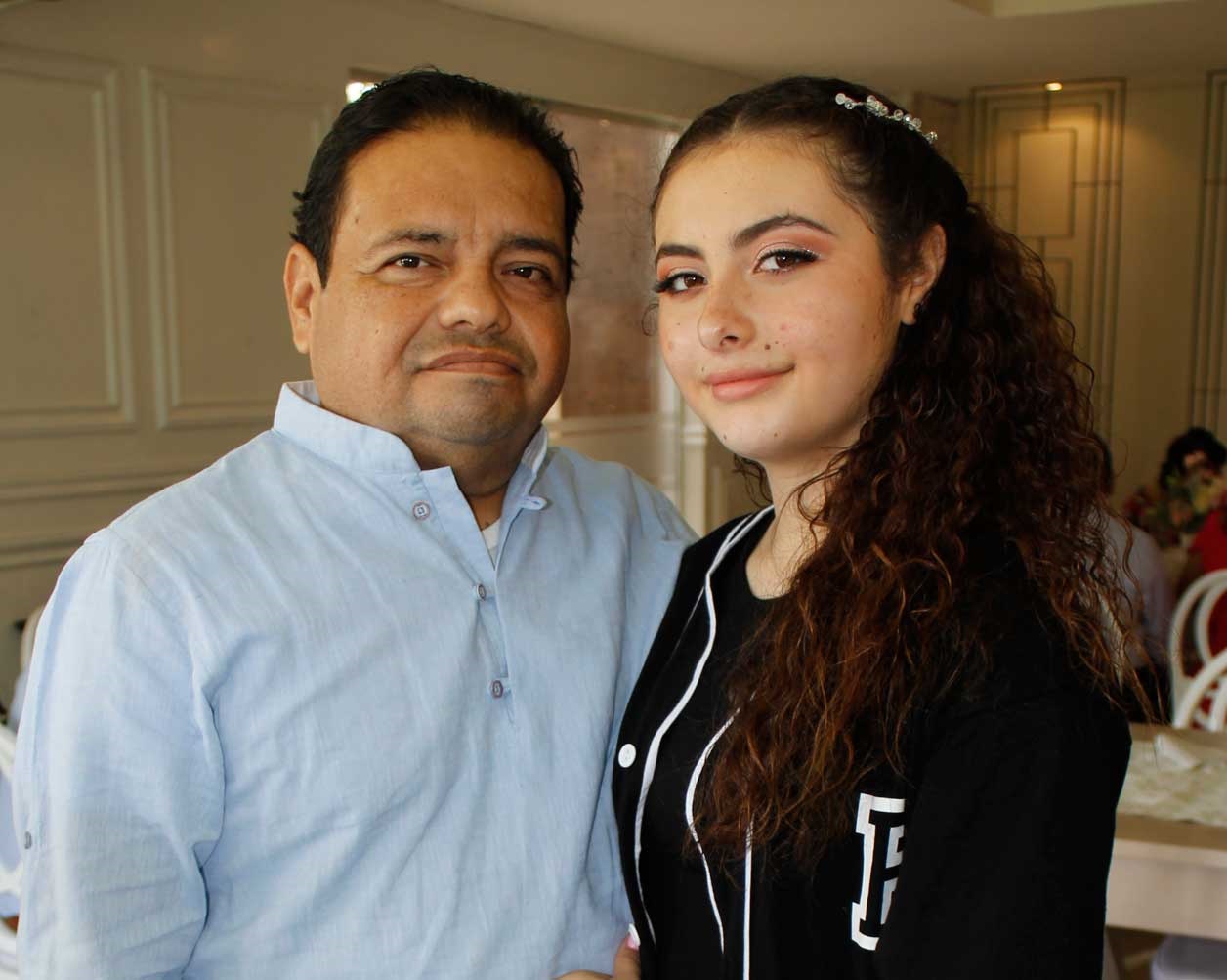 La quinceañera con su papá