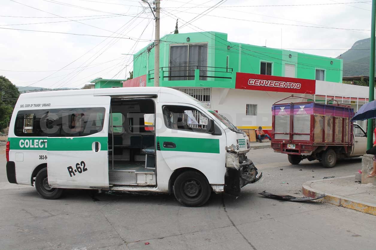 Cinco lesionados en choque de colectivo