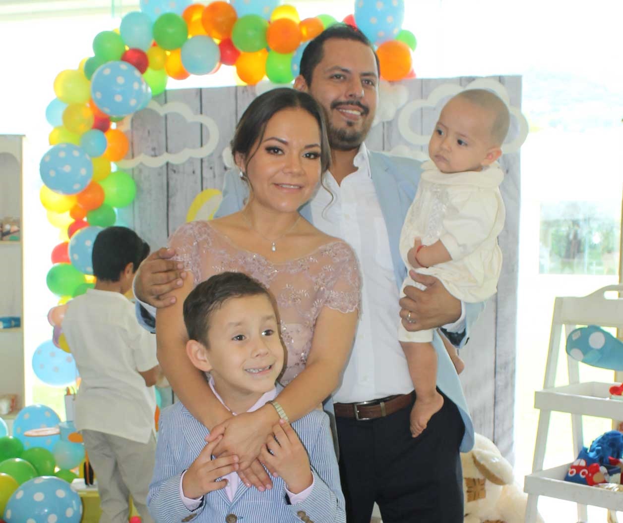 El pequeño bautizado, Bruno, con su familia