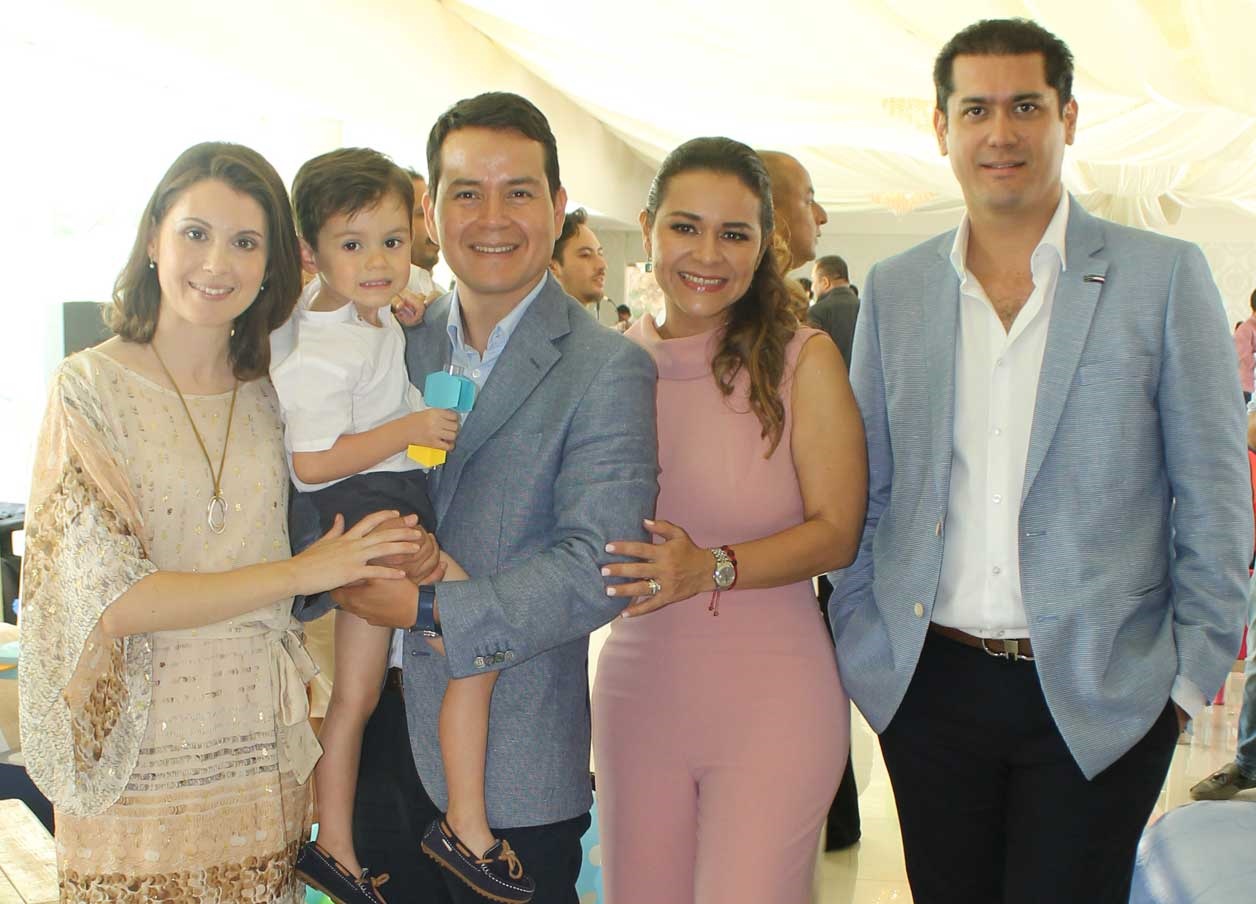 Hectór con sus papás y padrinos