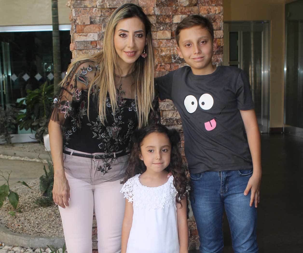 Regina con sus niños