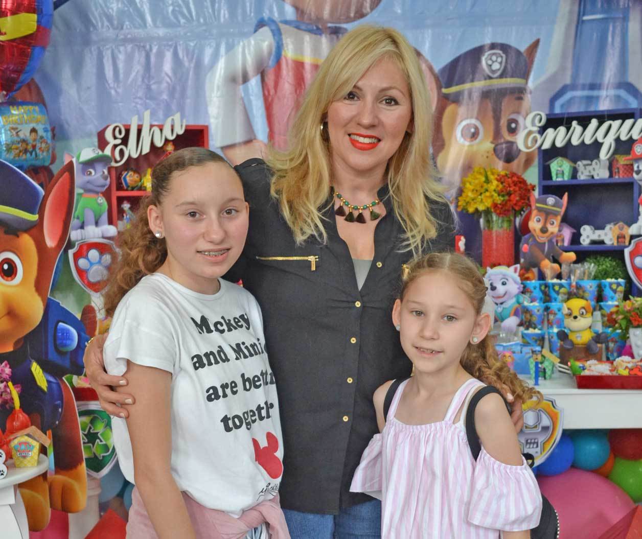 Camila, Silvia y Daniela Fernanda