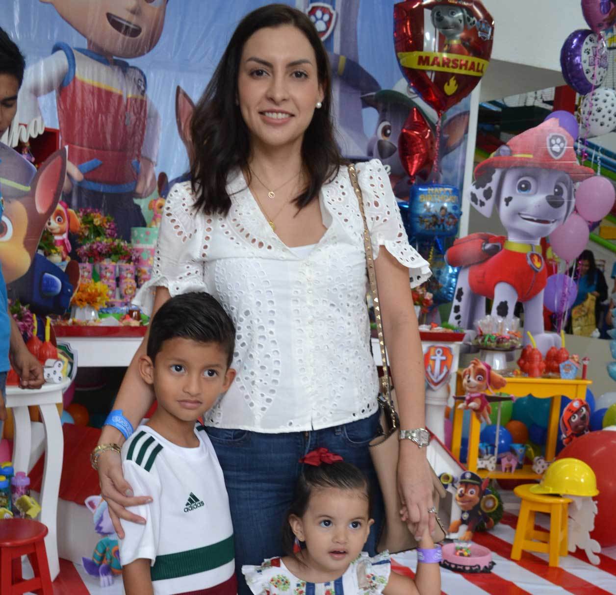 Roxana junto a sus hijos
