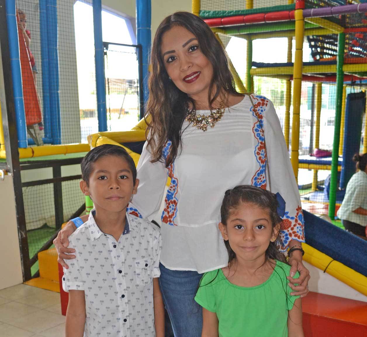 Diego, Elizabeth y Victoria