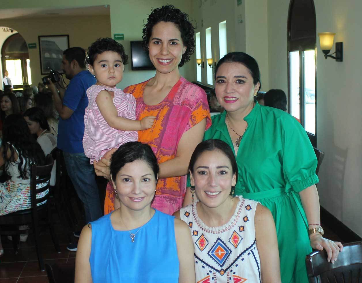 Gaby, Sofía, Carmen, Mónica y Pili