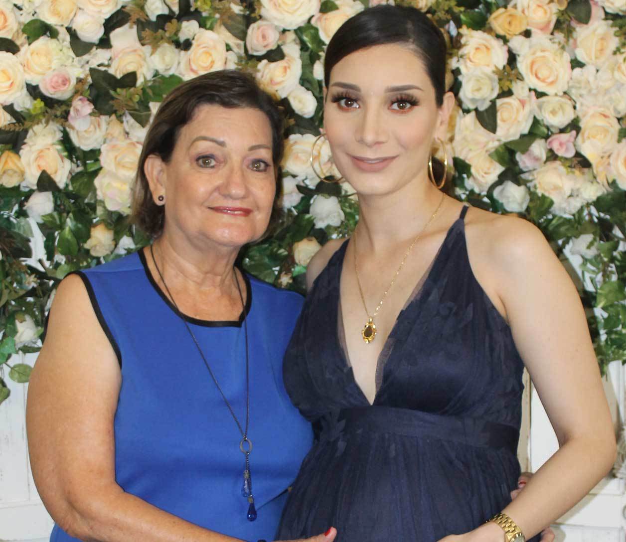 La festejada y su mamá