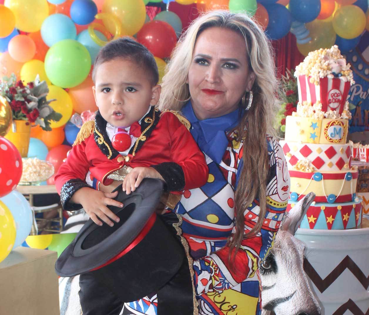 Miguelito con su abuelita Carmen