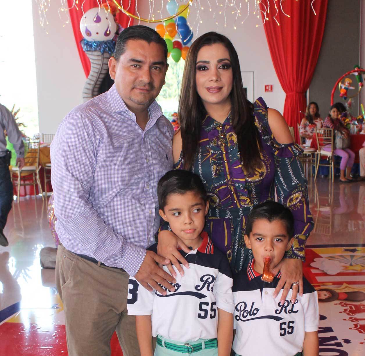 Franco y Max con sus papás