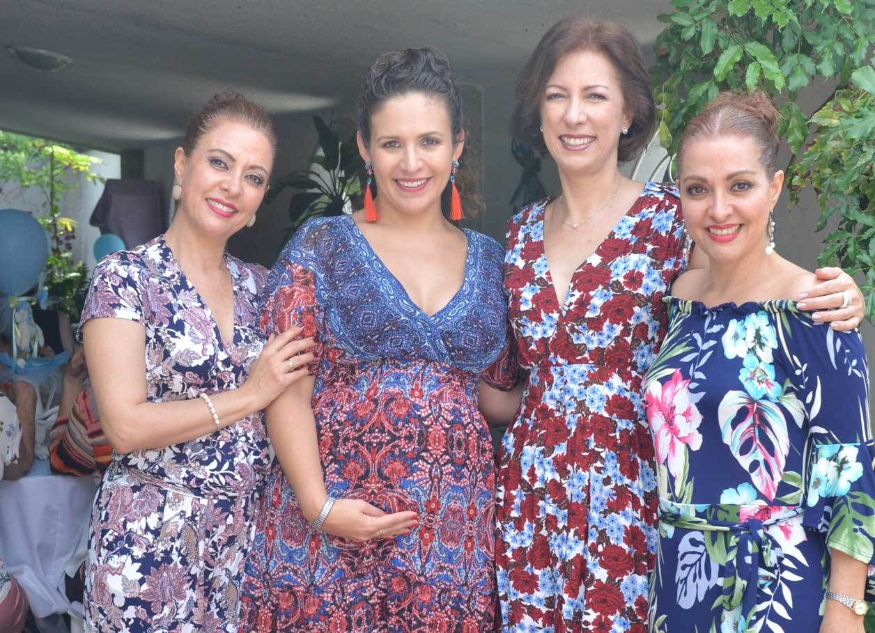 Junto a sus cuñadas Alejandra, Sandra, Ana y Mónica