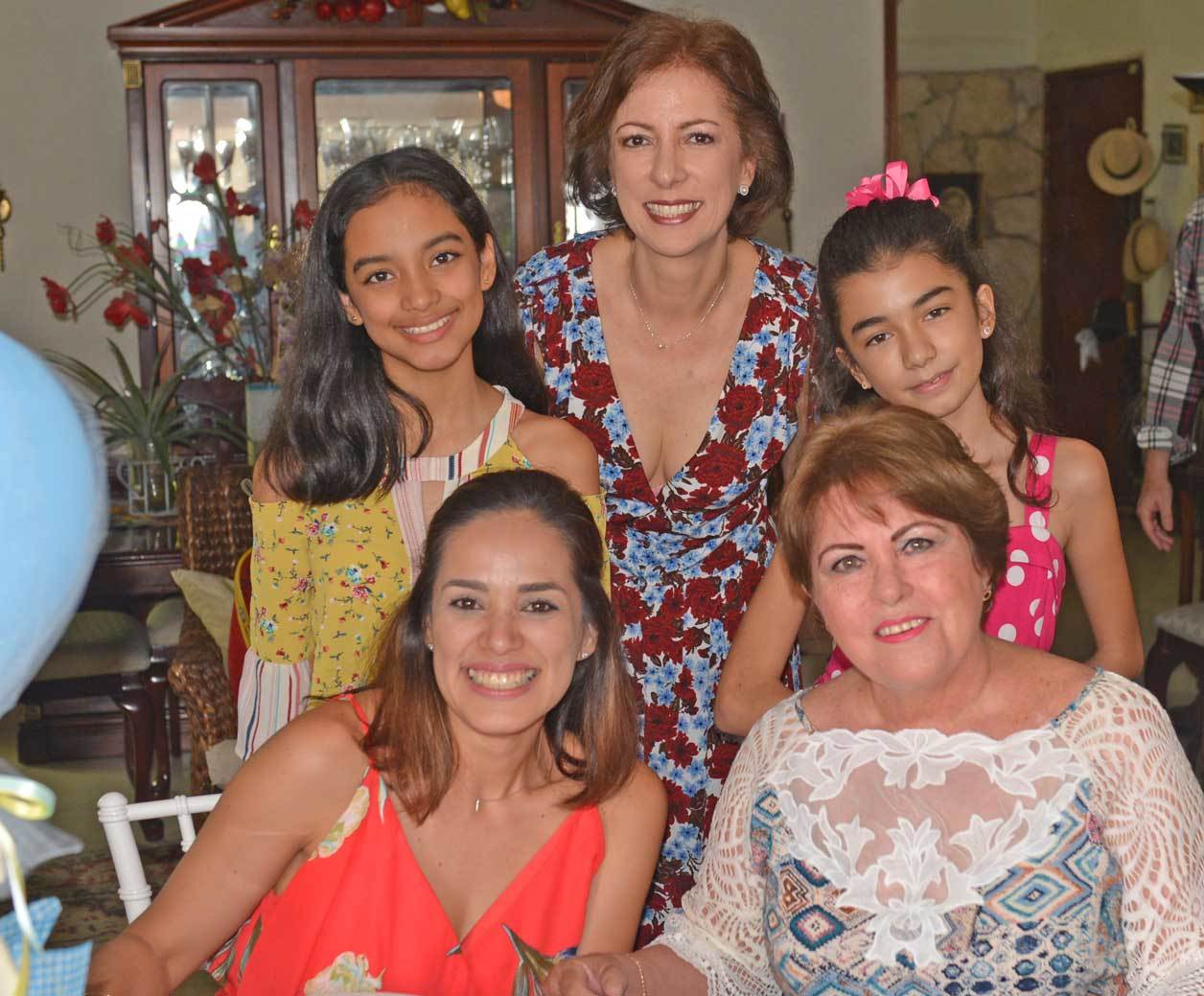 Ana, Ana Olivia, Paula, Lili y Pit