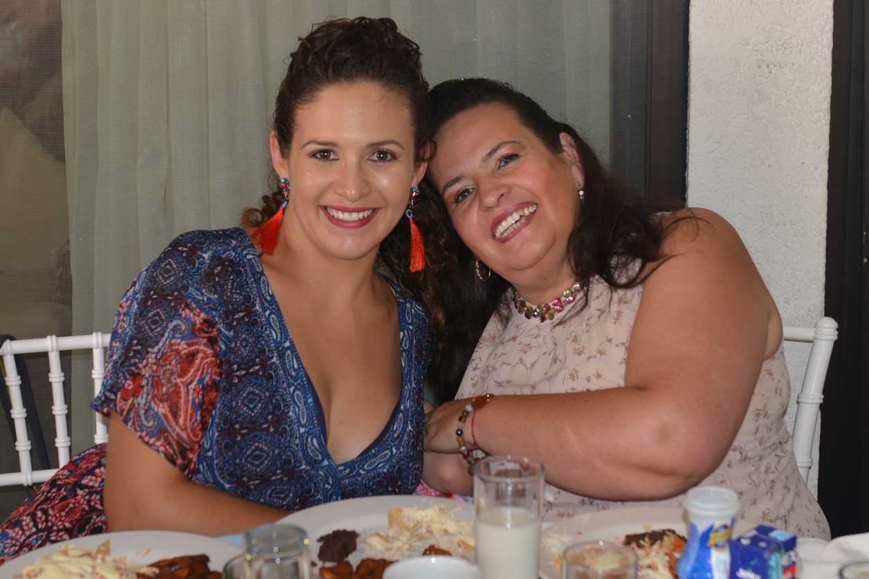 Sandra junto a su mamá
