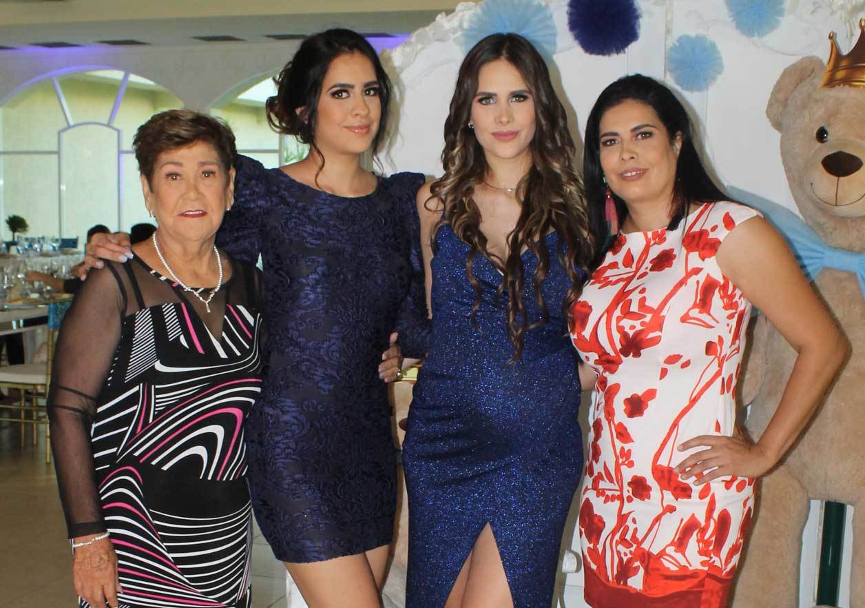 Grecia en compañía de su abuelita, su hermana y su mamá