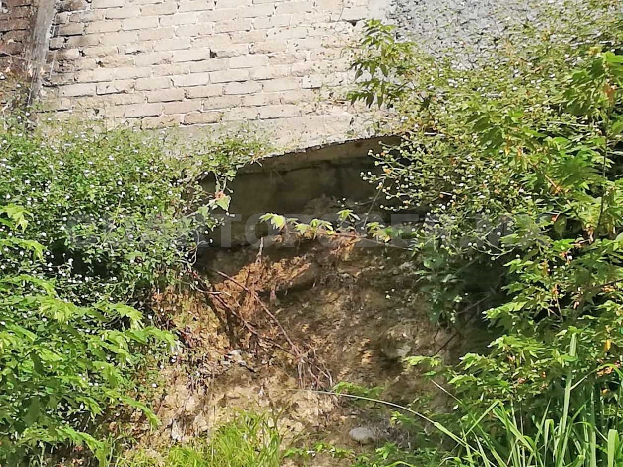 Casas en riesgo de caer por suelo erosionado
