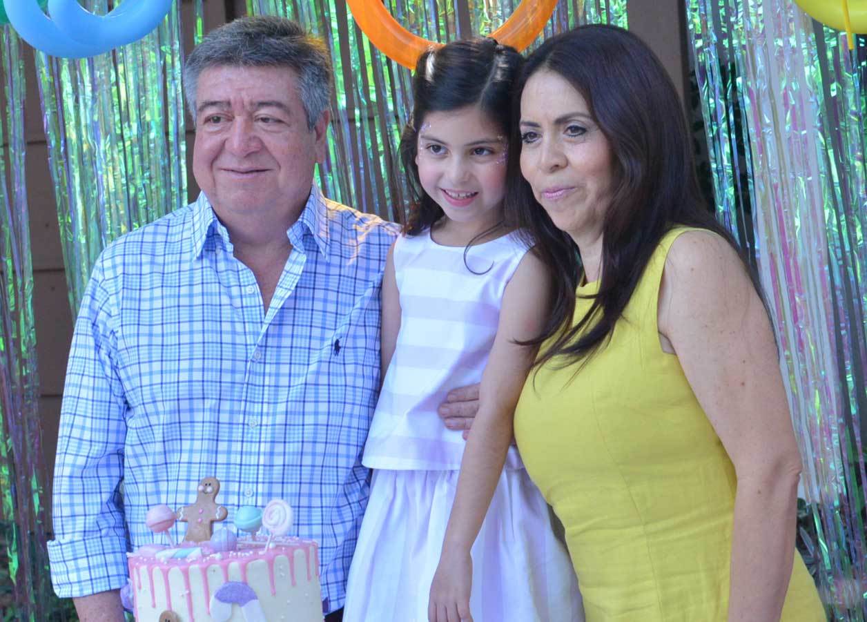 Con sus abuelitos paternos