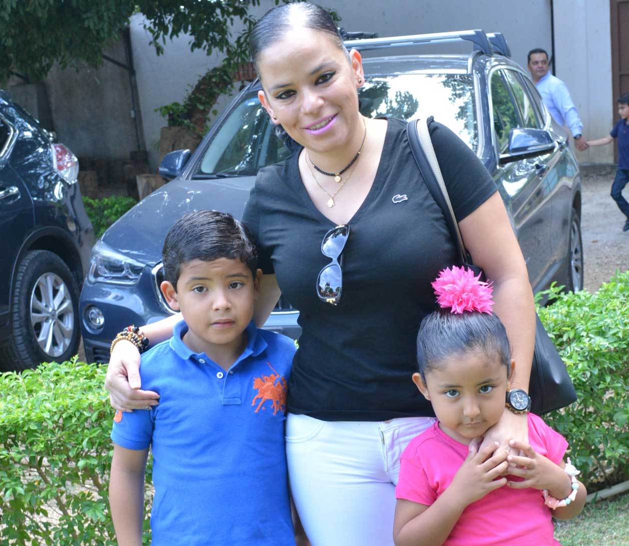 Rossana con Gabriel y Regina