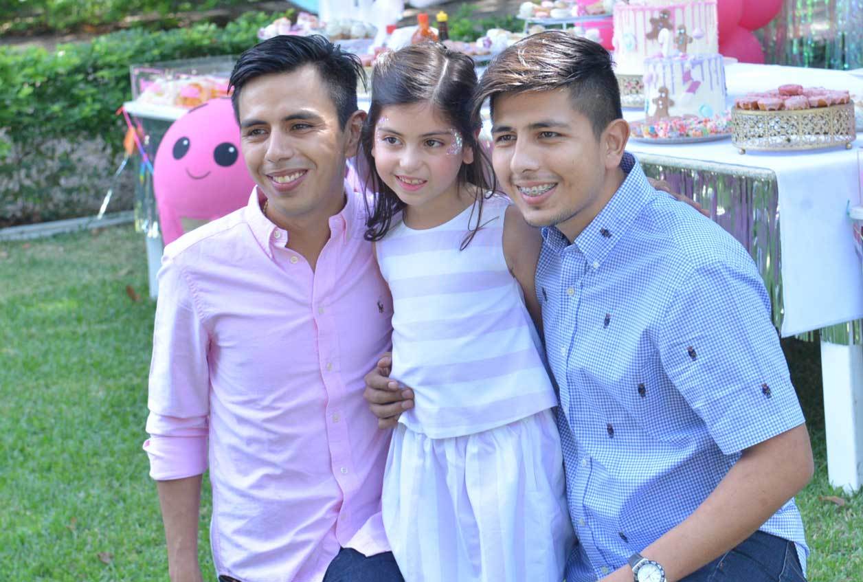 Alyssa con sus tíos