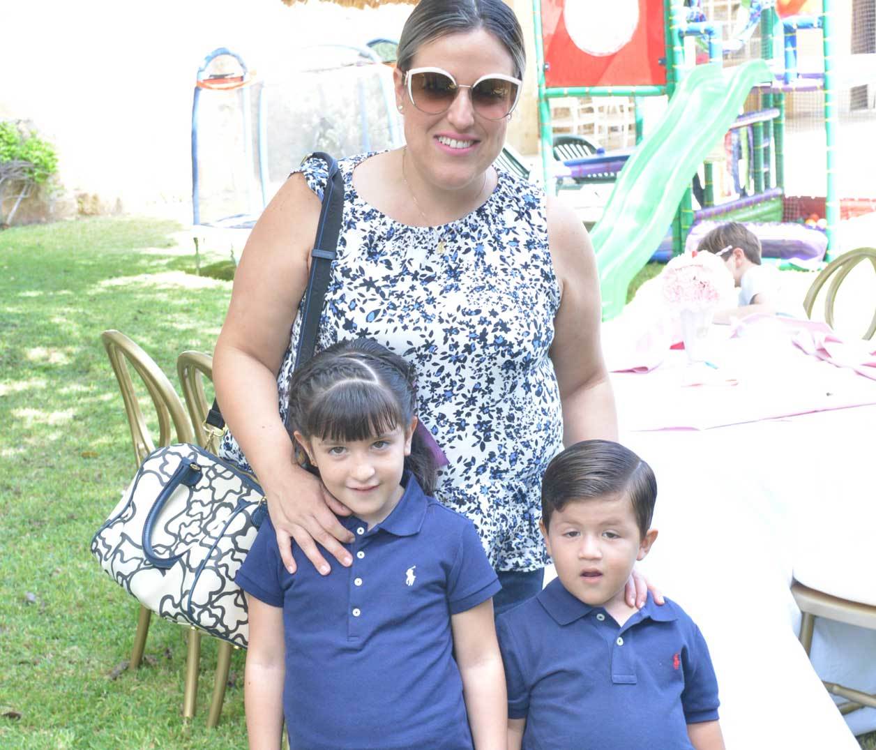 Lidia con sus peques