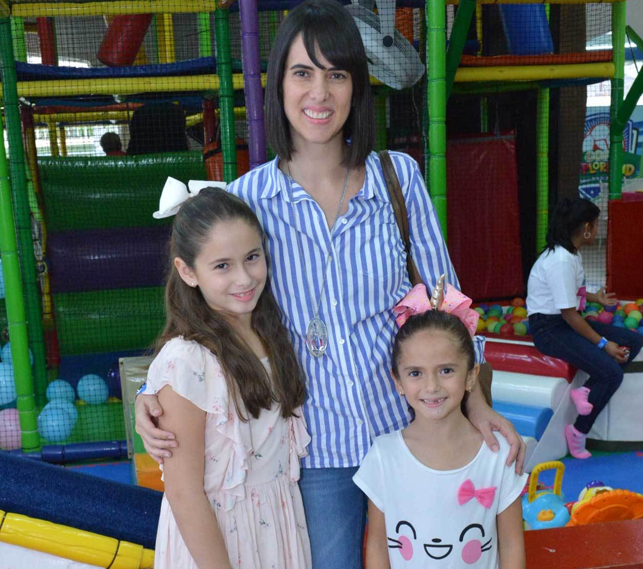 Mónica con sus niñas
