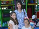 Mónica con sus niñas