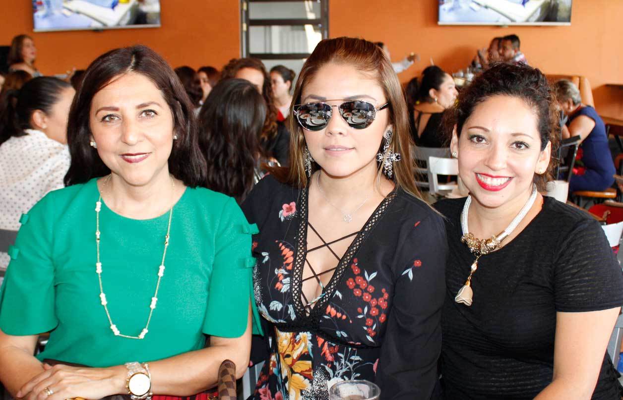 Lupita, Aniela y Regina