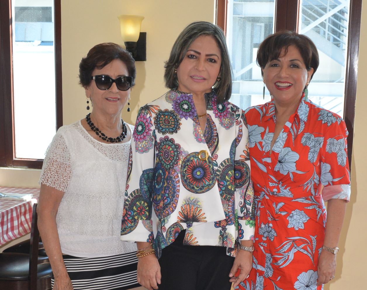 Acompañada de su suegra y cuñada