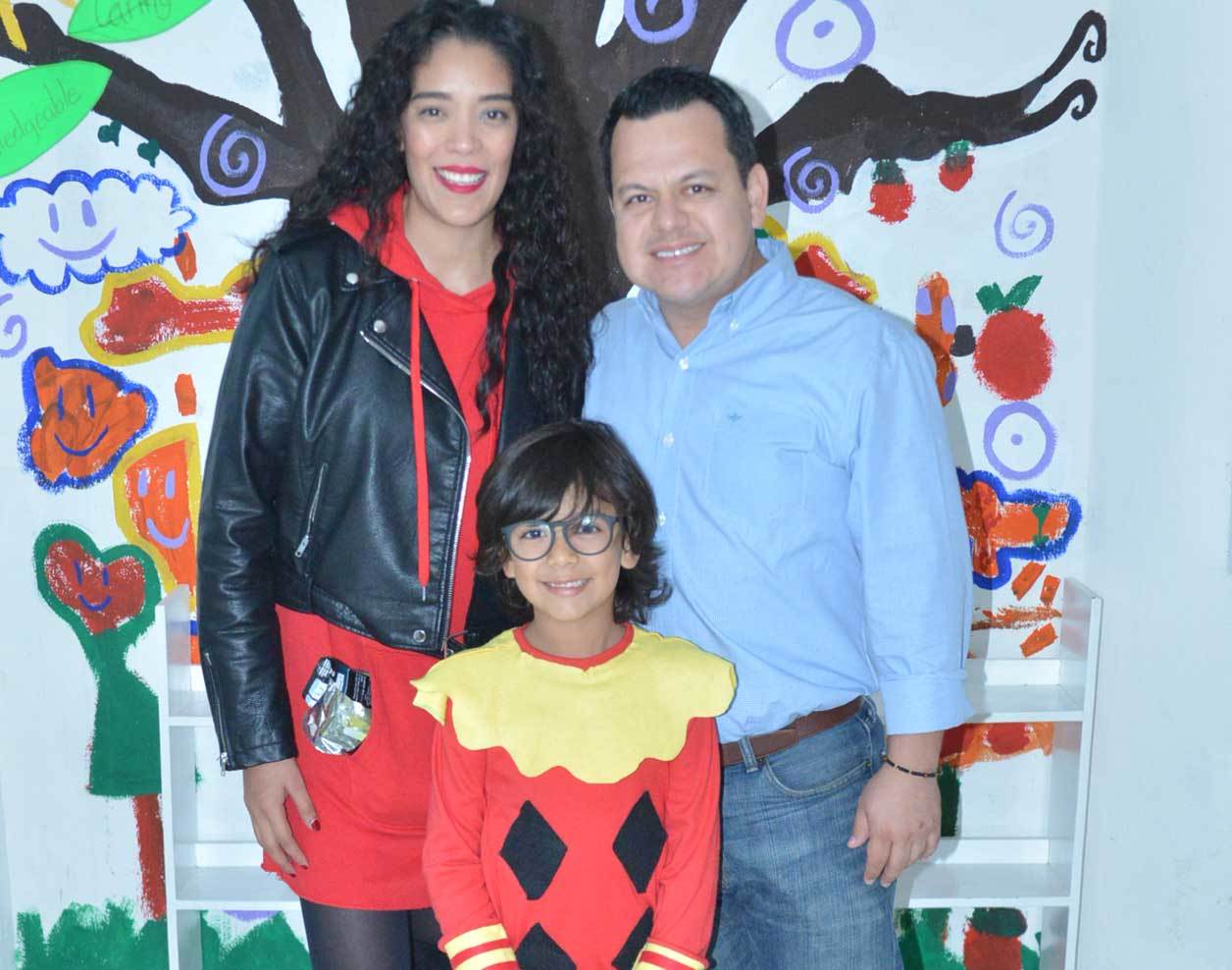 Fernando con sus papás