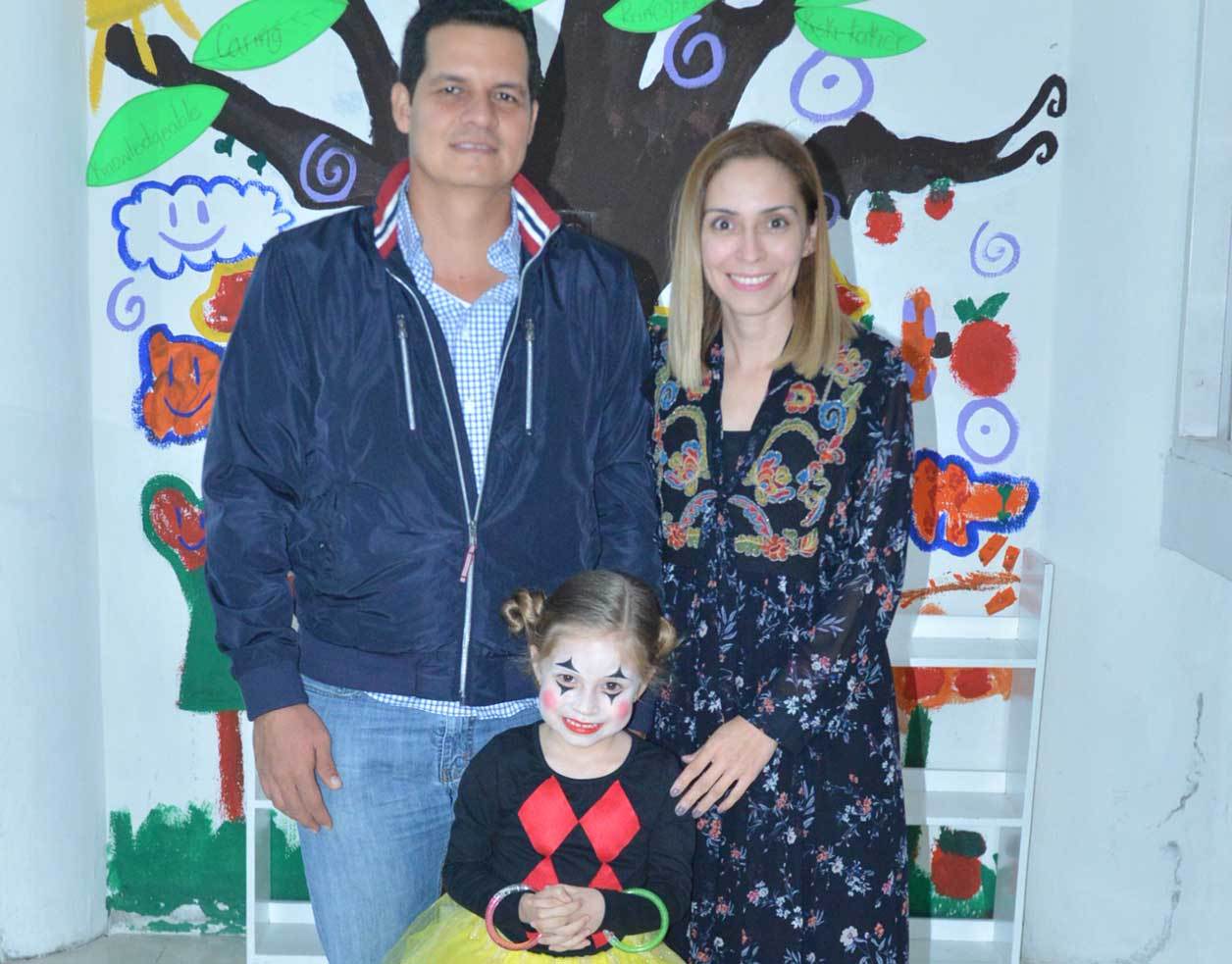 Constanza con sus papás