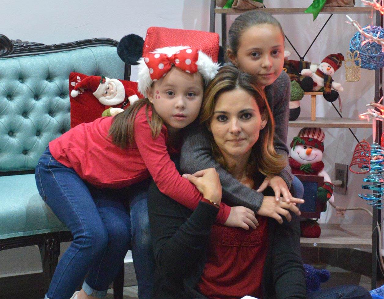 Isabela y María con su mamá