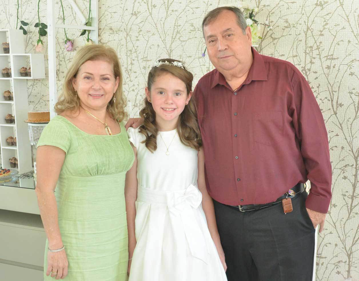 Con sus abuelitos maternos