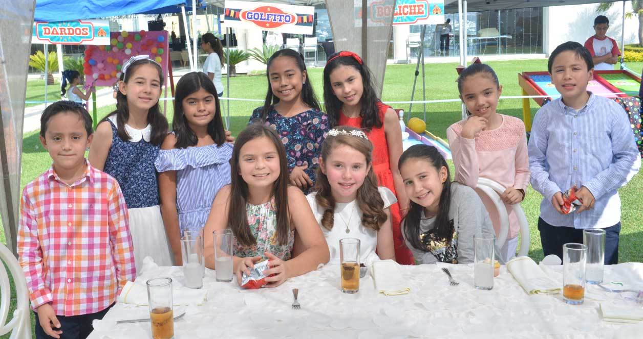 Mariana con sus primos y amiguitos