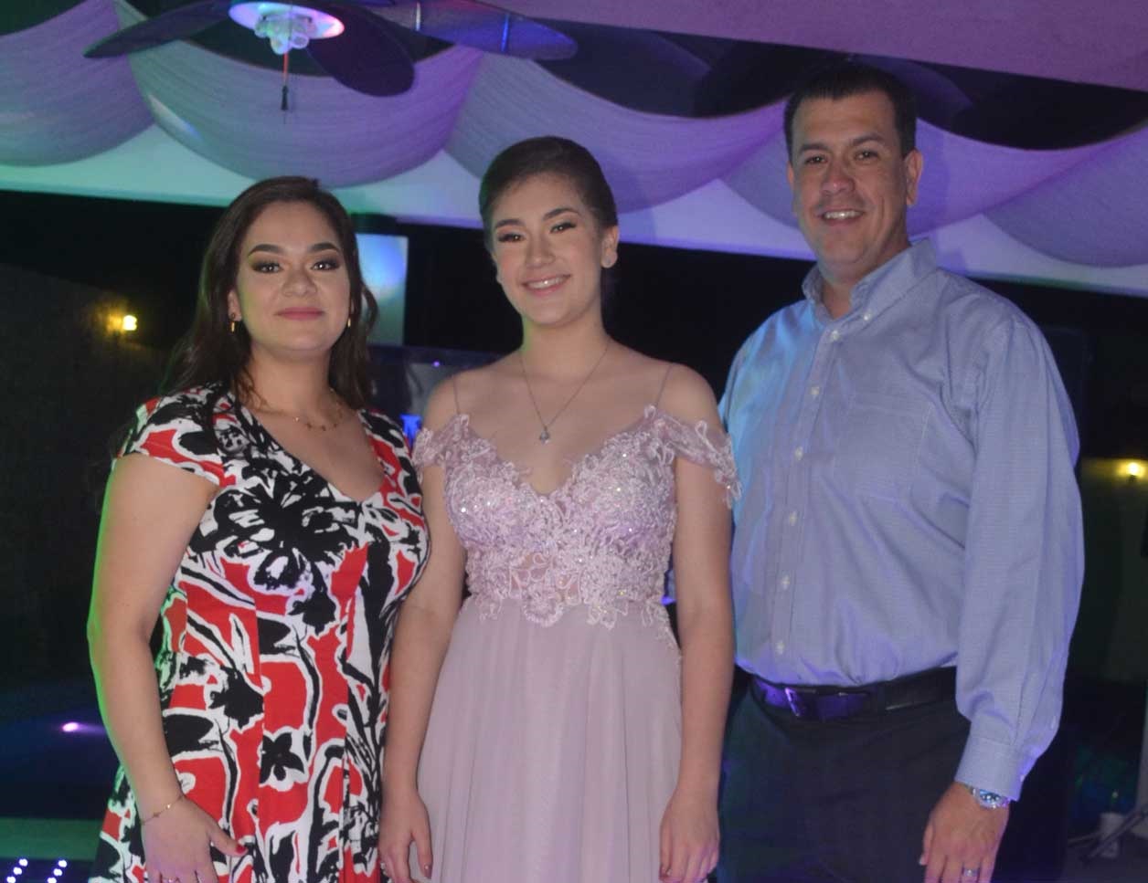 Junto a sus papás