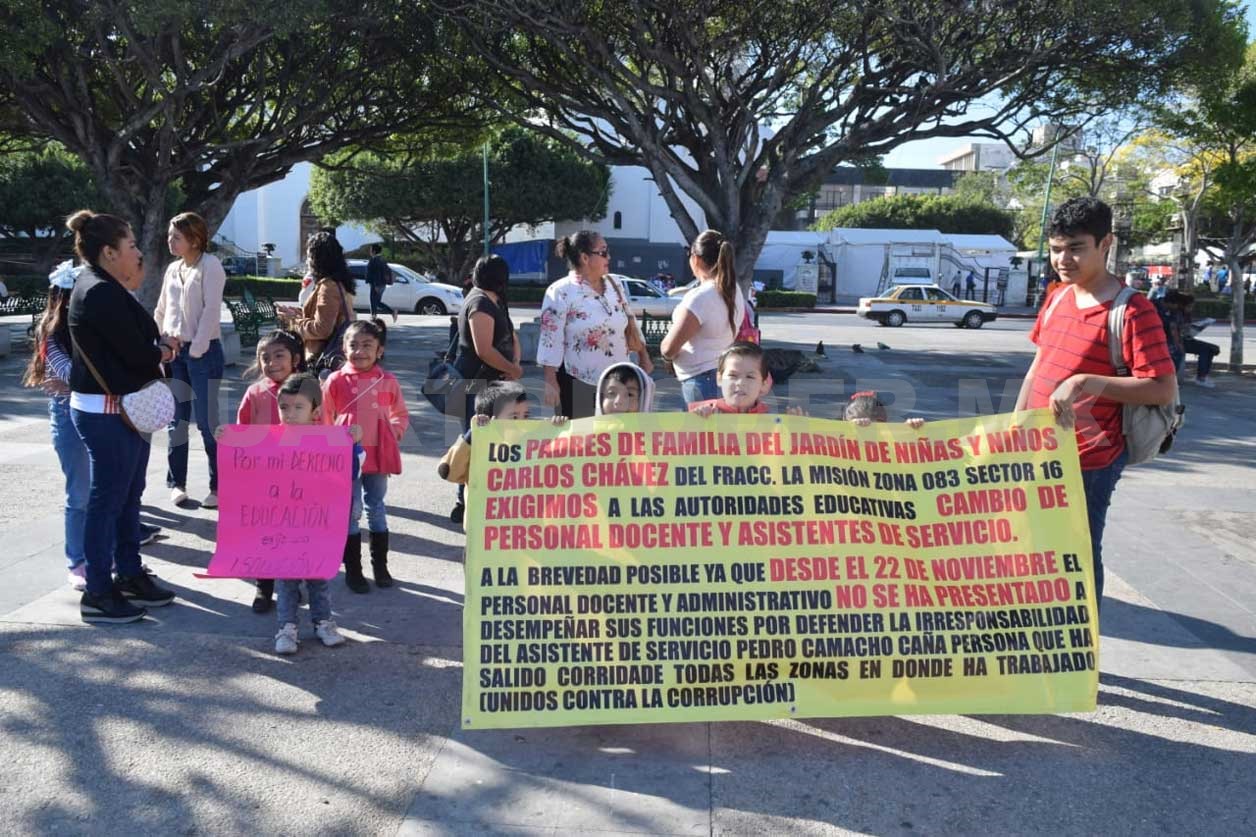 Padres de familia protestan por falta de maestros