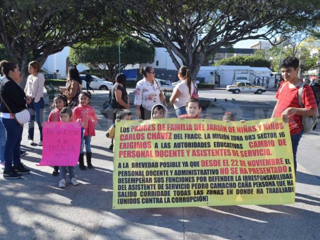 Padres de familia protestan por falta de maestros