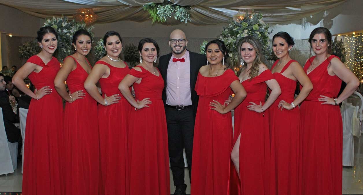 Contentos de acompañar a los novios