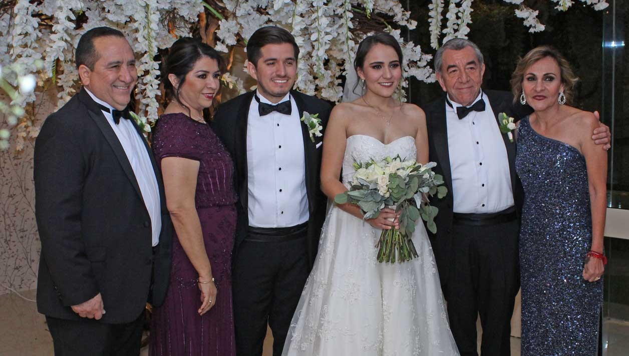 Los novios con sus papás