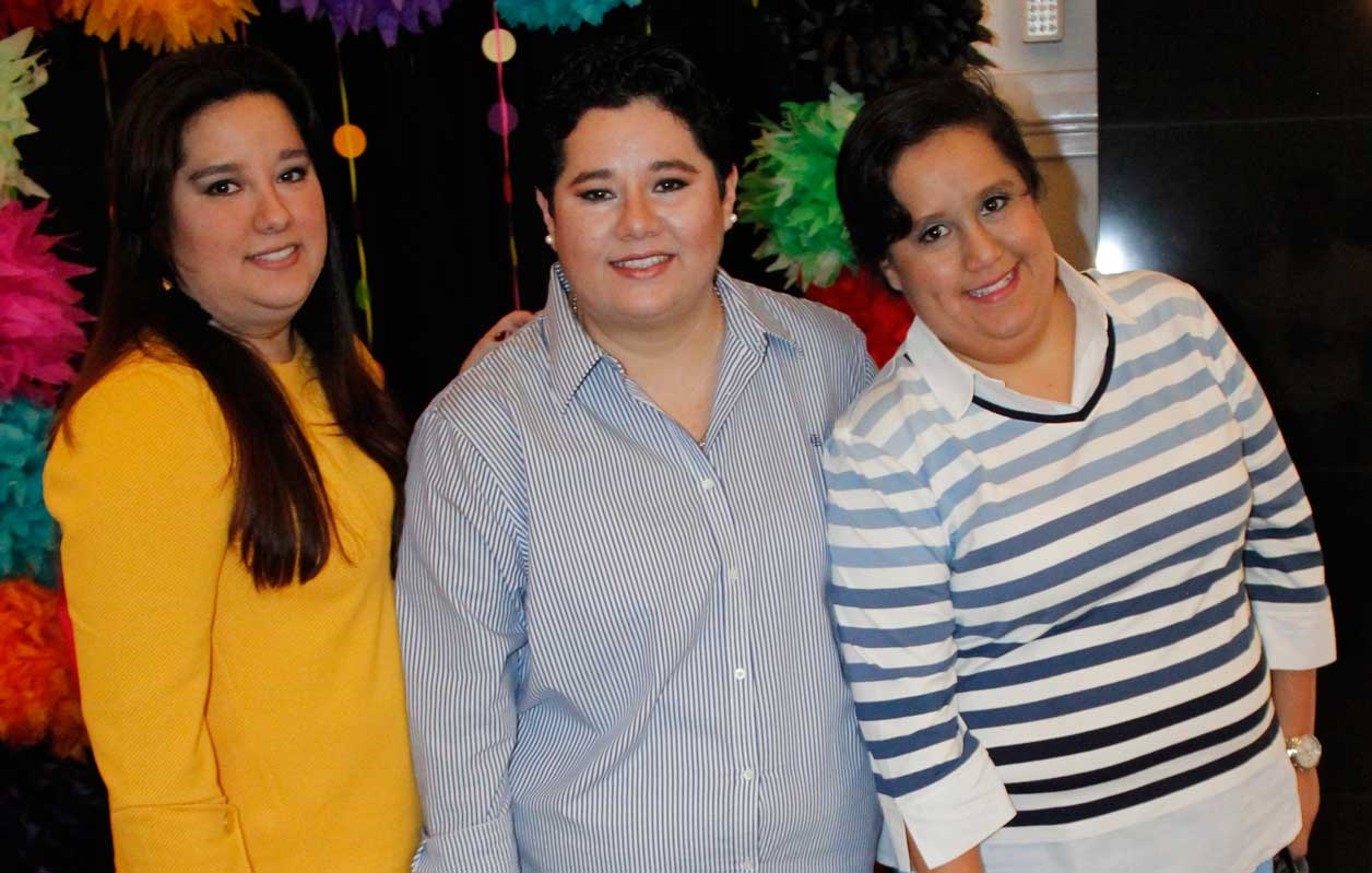 Con sus hermanas